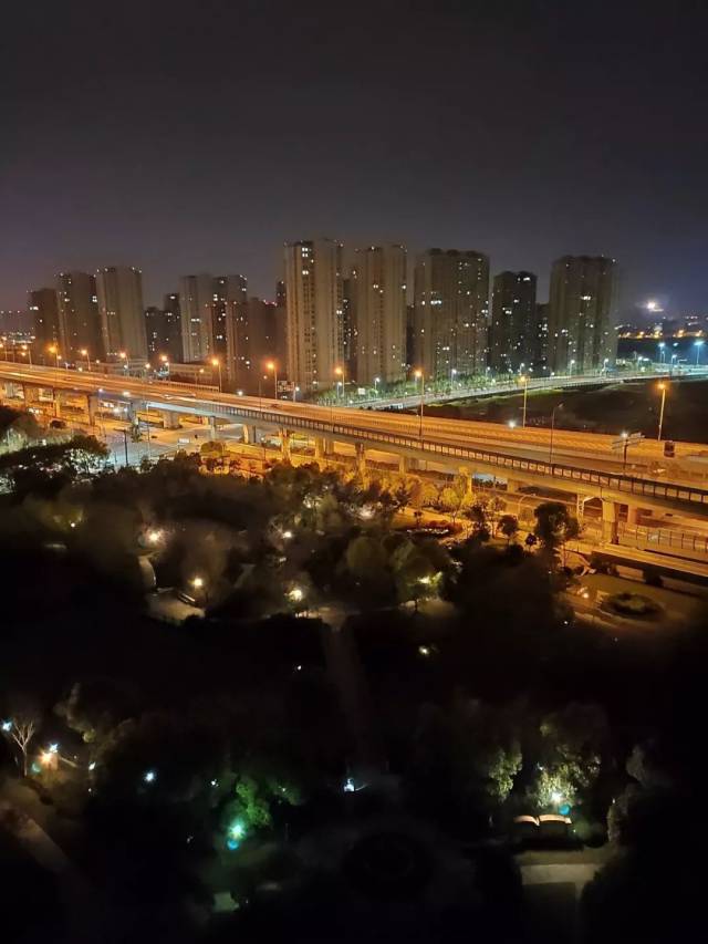 样张排序:红米note7pro自带手持夜景模式 vs 安装谷歌相机后的夜景