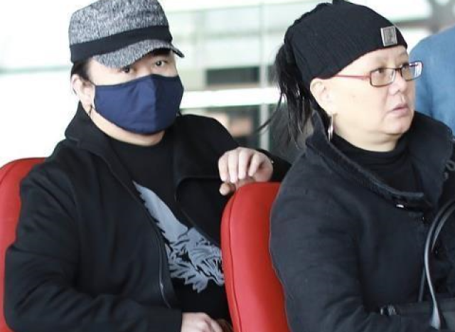 刘欢和妻子现身机场,口罩遮面脚步飞快,两人动作默契非常恩爱!