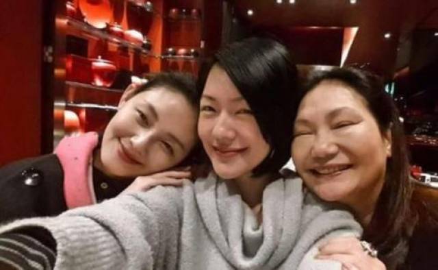 大s和小s合体出镜,姐姐diss妹妹虚荣,两人打扮千差万别