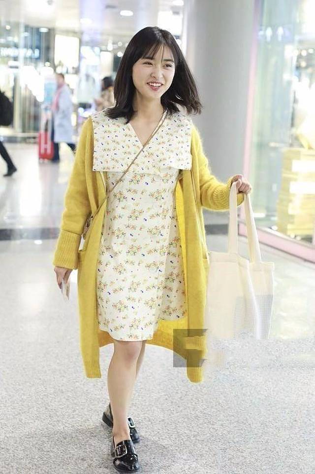 沈月只能靠脸了, 碎花短裙穿成及膝裙,暴露小短腿!