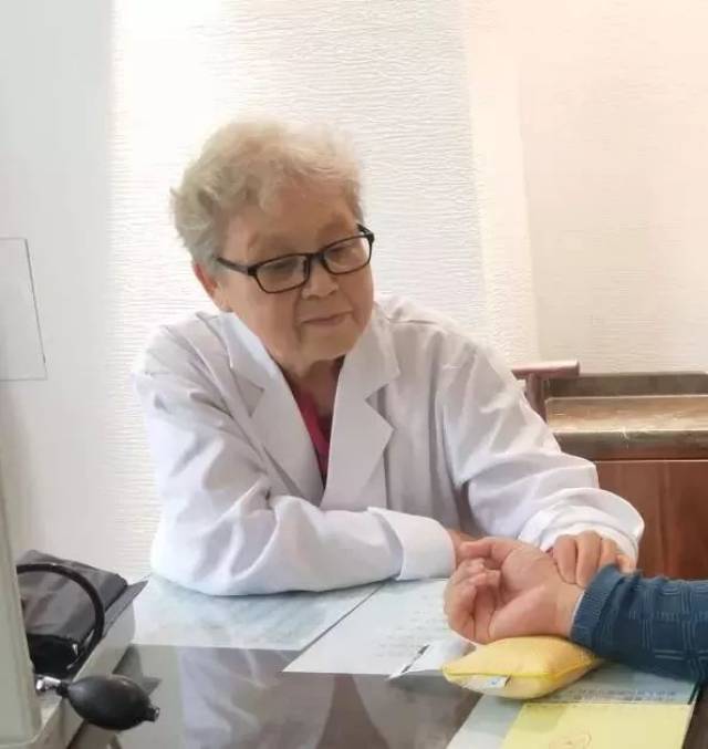 施今墨再传弟子,施小墨先生亲传弟子,师从皮科专家陈彤云教授,从医四