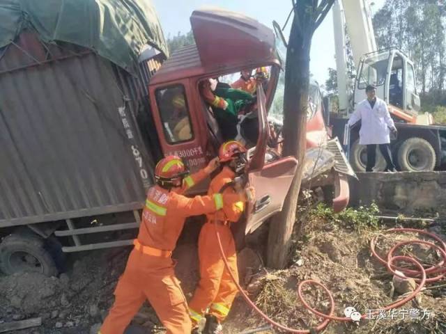 玉溪华宁惊险民警协助消防救助遭遇车祸夫妻脱险