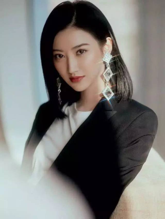 景甜的短裤到底有多短,竟比西装还短一截,看到这腿就突然懂了!