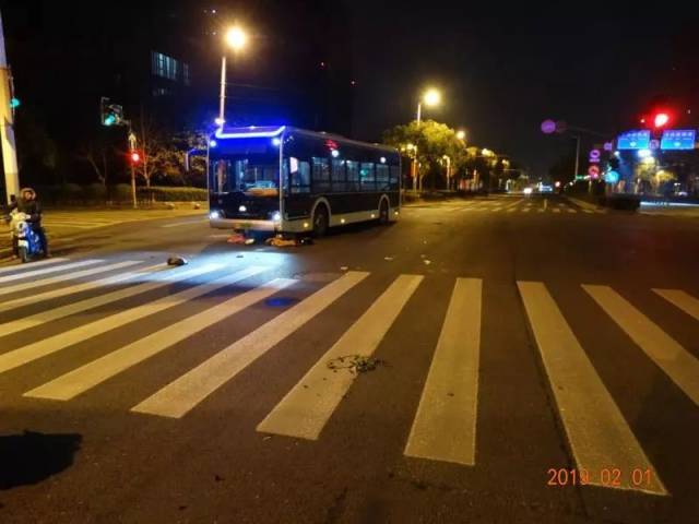 大连路由南向北行驶遇交通信号灯绿灯直行进入 霍山路路口,两车相碰