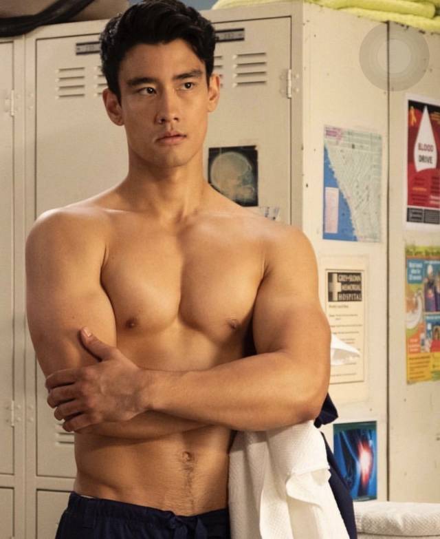 最火亚裔男演员,长得好看收入高还是"医生"中的霸道总裁!——alex l