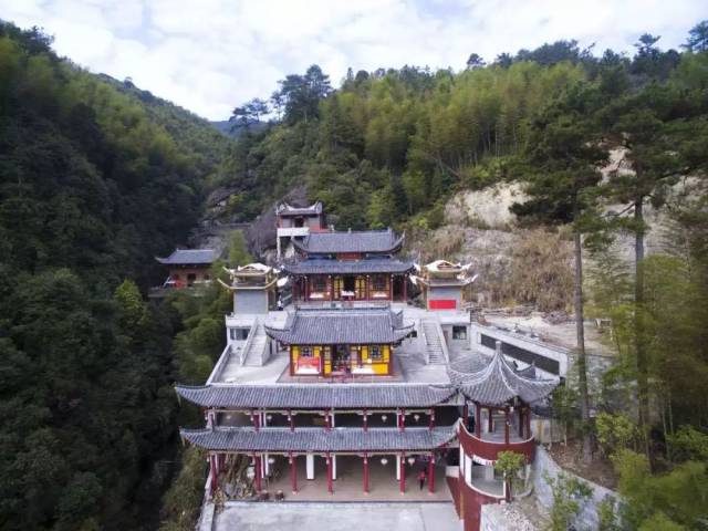 在闽侯田垱,有座傍溪依山而建的古寺,距今近700年历史