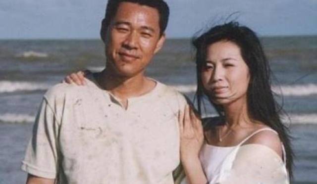 63岁张丰毅与妻子近照曝光,娇妻颜值高气质佳,被指撞脸王祖贤