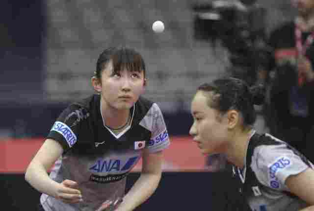 3月29日,日本选手伊藤美诚/早田希娜在比赛中.