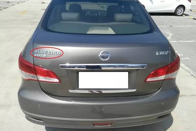 sylphy",所以在2006年的时候,能看到06款轩逸的尾标写着"bluebird