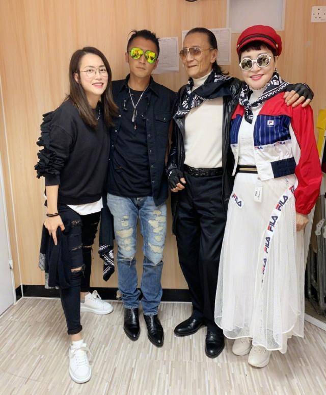 谢霆锋与王菲穿情侣服秀恩爱,张柏芝却晒照感叹"做妈妈不容易"