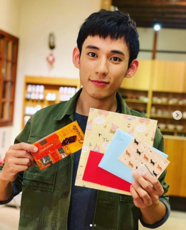 也演过一些作品 但大都在岛上流行 没传到大陆 吴承洋 ig:_chriswu