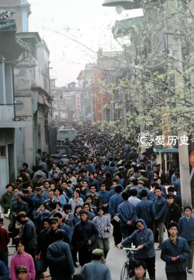 老照片:七十年代末的大栅栏 人们在这里感受到的是老北京的亲切