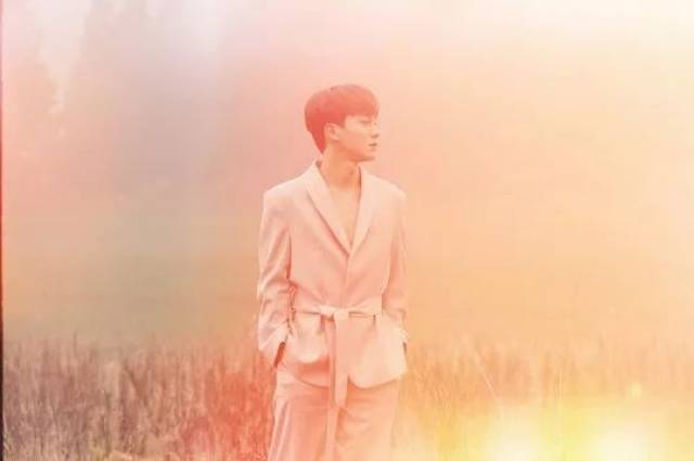 chen的solo专辑预告照,将于4月1日携首张迷你专辑正式回归,金钟大solo