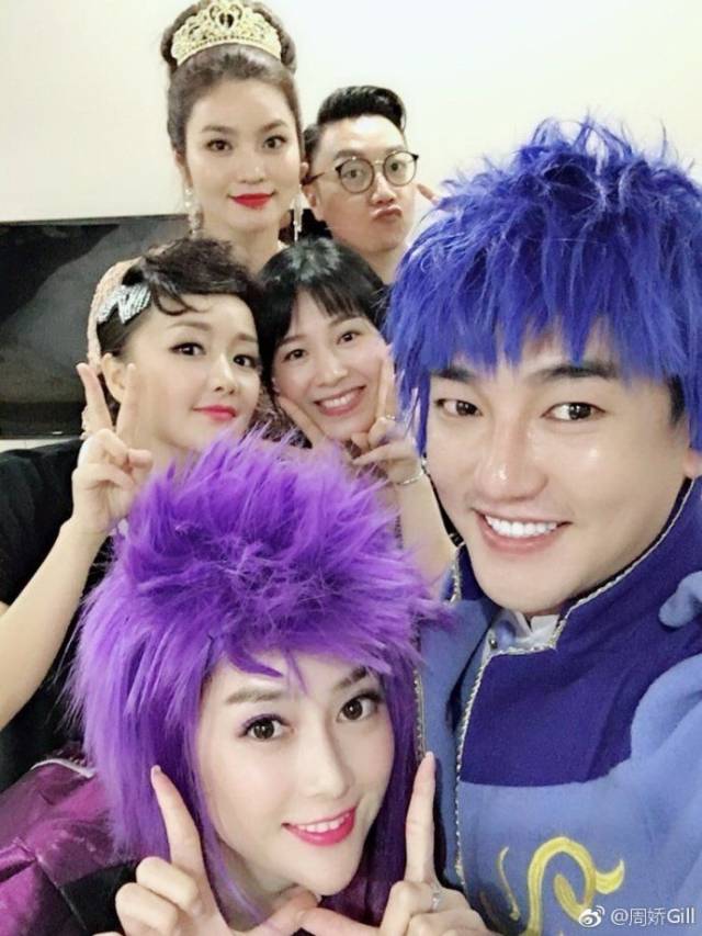 看巴啦啦小魔仙长大后的合影,女王老了十岁,被黑魔仙小月美到了