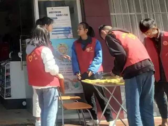 志愿者们在整理超市货架