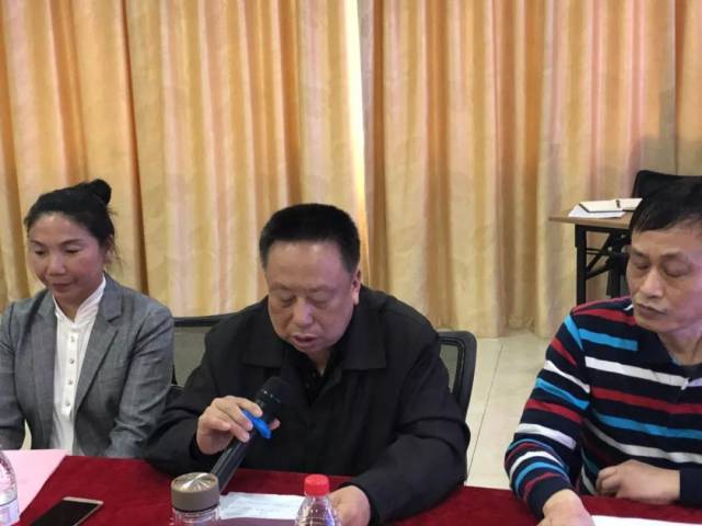 荆门市商业联合会监事会主任赵文斌宣读《选举办法》和总监票人,监票