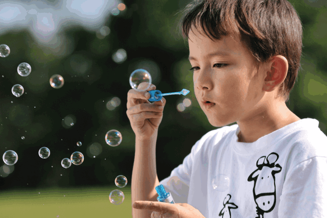 第一个想推荐的是春天必备的吹泡泡玩具,试问哪个孩子不喜欢 bubble