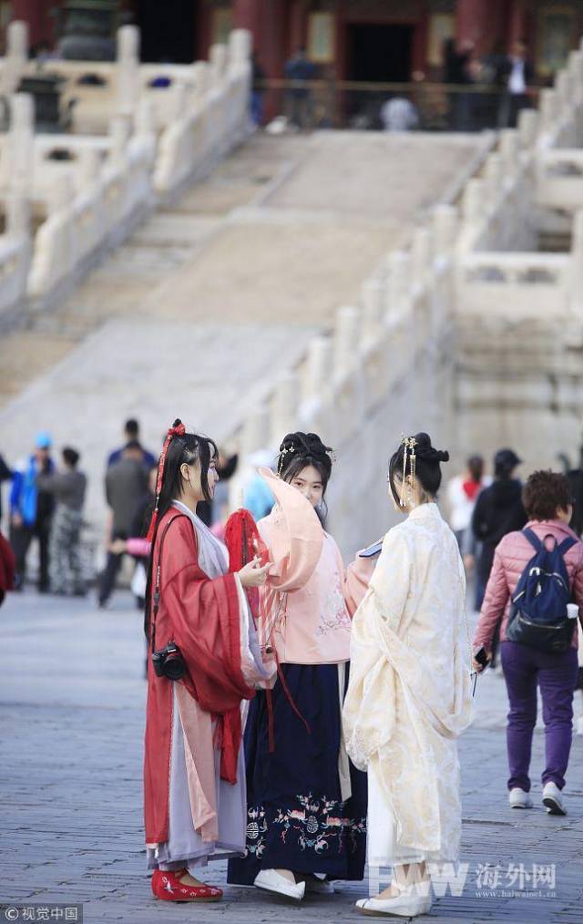 春暖花开之际 北京故宫兴起汉服热