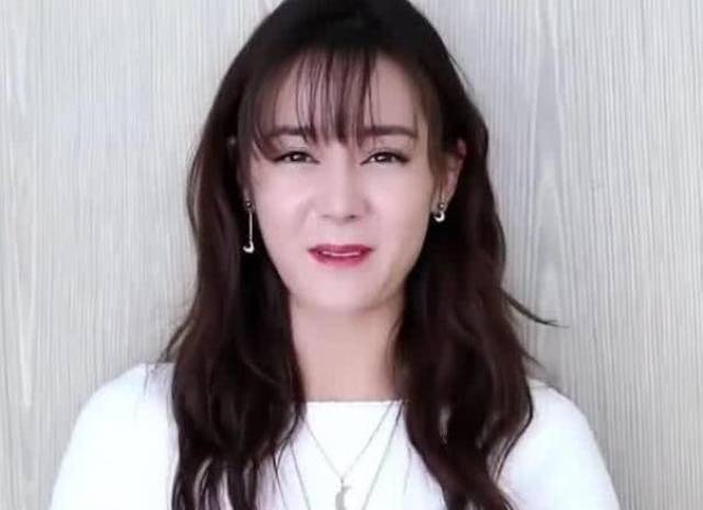 27岁迪丽热巴颜值下降脸肥大,老态毕露,杨幂解