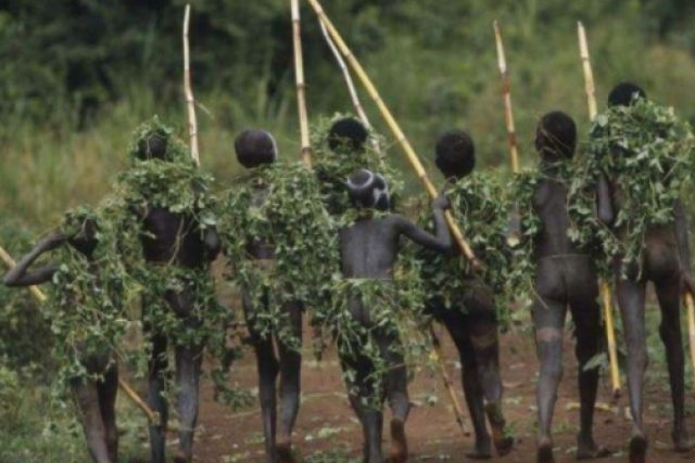 位于太平洋岛上的原始部落,以树叶为衣服,女性生孩子得蹲着