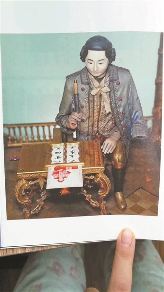 清 铜镀金写字人钟局部 该钟由英国人制造,机器人能书"八方向化