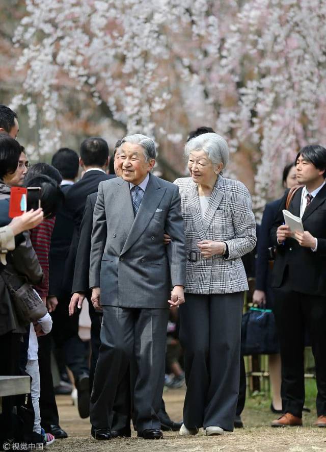 明仁天皇偕美智子皇后访问京都 逛公园赏樱花(图/视觉中国)