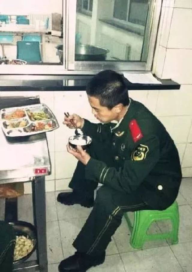 滨海爆炸中牺牲消防员宁宇的母亲 在儿子的床前长跪不起 想闻一闻儿子