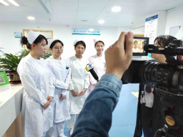 四名女护士跪地救阿伯,轮流按压做人工呼吸,这