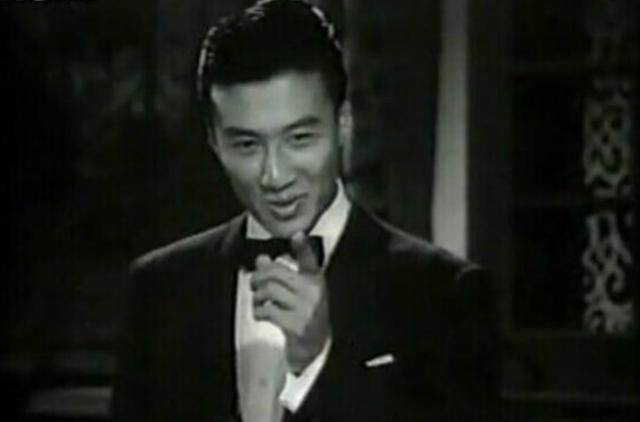 82岁谢贤获得香港电影金像奖终身成就奖,网友