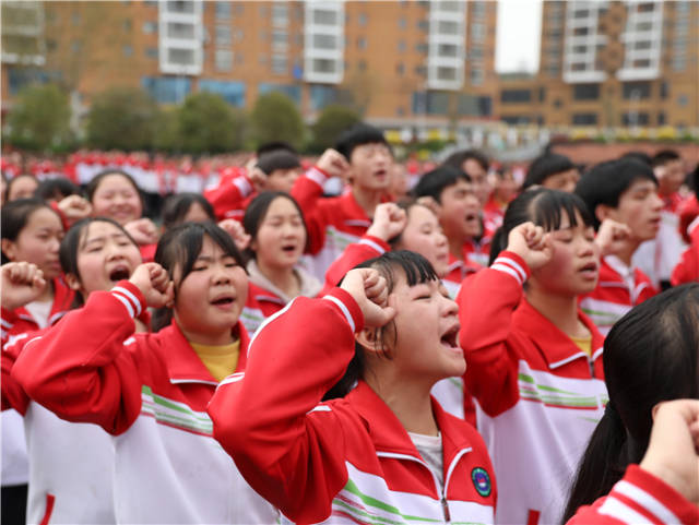 龙里县第三中学举行中考誓师大会