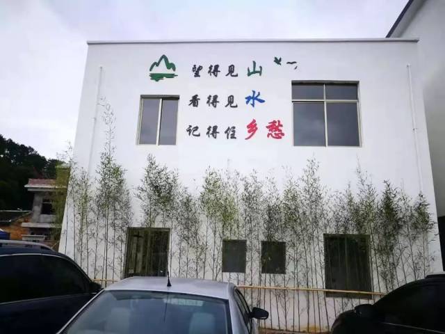 白墙上"望得见山,看得见水,记得住乡愁"的彩绘令人回味悠长.