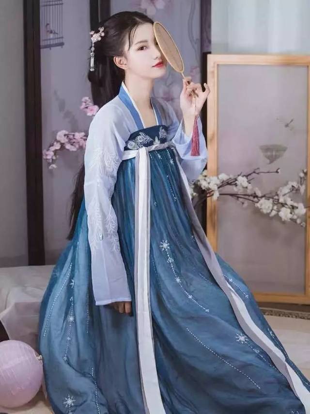 设计者结合以前的古风衣服设计确实不易!