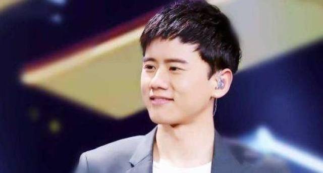 华晨宇出道前照片和现在反差大,与张杰从土变