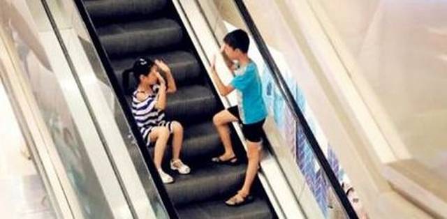 痛心!妈妈抱娃乘扶梯,娃从手中滑脱,掉下3楼身亡