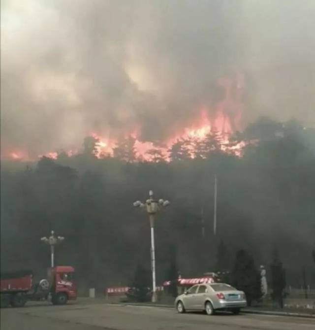 【热点新闻】四川山火爆燃,30名消防员遇难