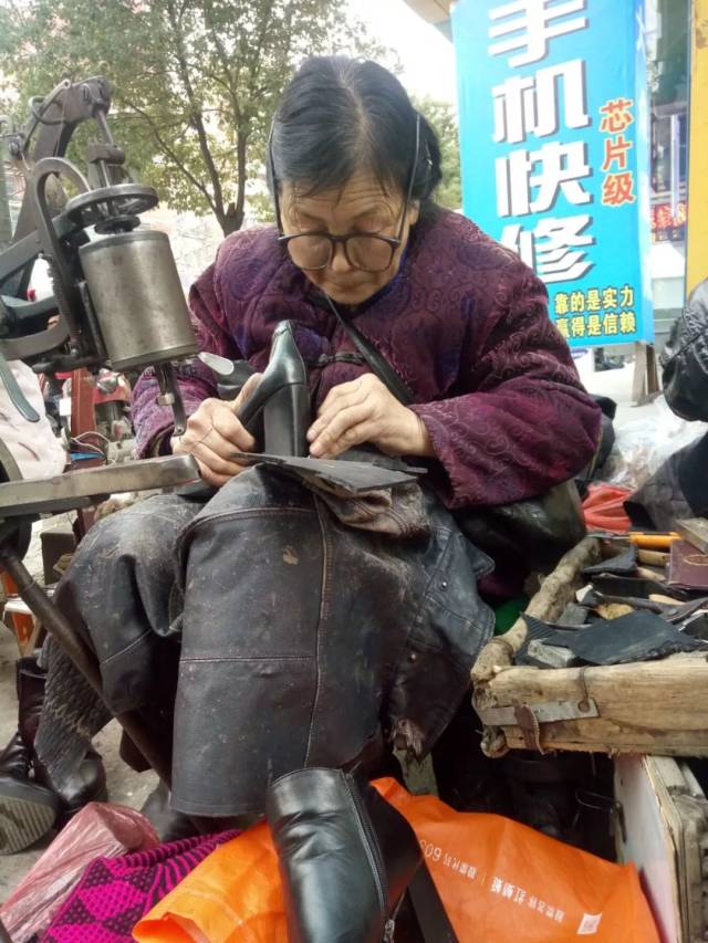 1 和千千万万为着生活而奔波在街头上的芸芸众生一样,67岁的唐杏华
