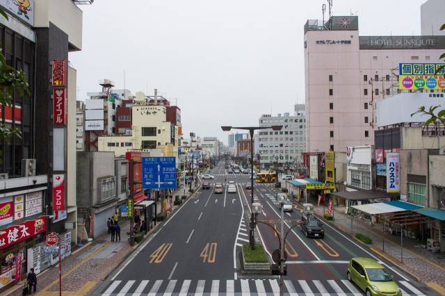 宇都宫位于东京以北105公里的地方,是栃木县人口最多的城市.