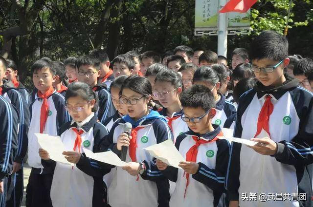 武汉市梅苑学校少先队员们来到施洋烈士陵园开展红色教育活动.