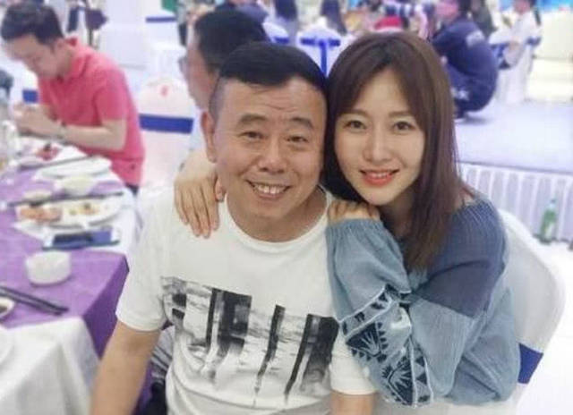 潘长江的全家照,女婿帅气像霸道总裁,女儿素颜水嫩温婉