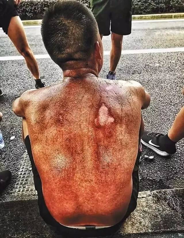 福州消防支队消防员沈伍呷,在一次负重长跑训练后的照片打动了无数