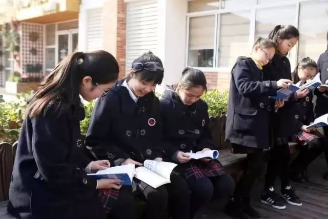 1 苏州外国语学校 苏外的校服是不另外收费的 全年八套校服 另有正装