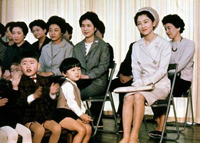 1964年4月,幼儿园入学,图中间的小男孩为德仁,右一女性为皇后美智子.