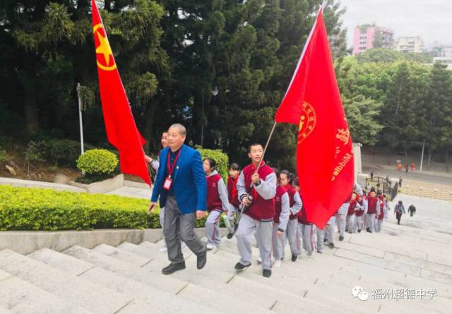 4月2日下午福州超德中学初一年段优秀学生代表来到福州文林山烈士陵园