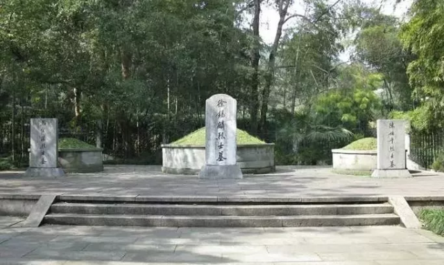 从左至右分别为马宗汉墓,徐锡麟墓,陈伯平墓