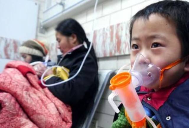 医生愤怒反驳:给孩子做雾化≠口吸抗生素!