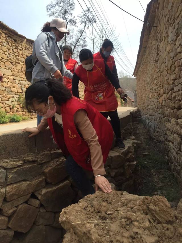 沂水县阳光家政培训学校指导者,崔家峪镇巾帼志愿者到沂水县磨峪村