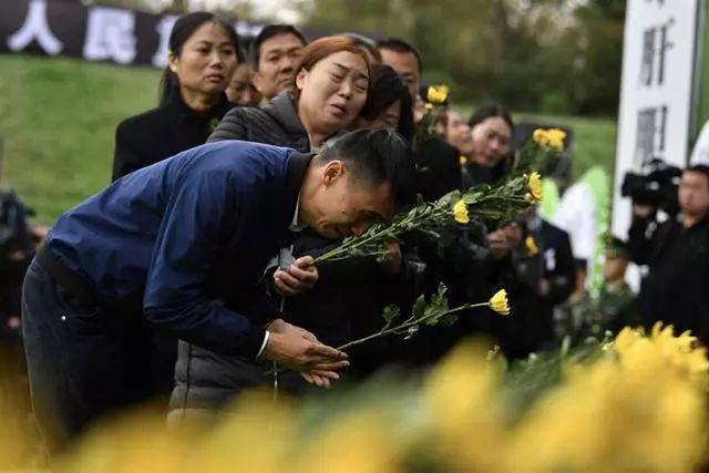 凉山火灾牺牲烈士追悼现场,火场归来消防员跪地哭泣!