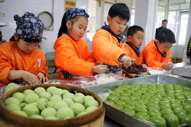 原创苏州市虎丘中心幼儿园小朋友学做青团 感受传统文化