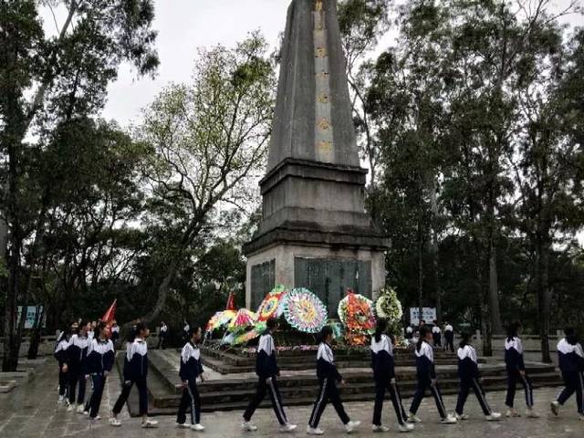 4月2日上午,老隆镇维嘉学校组织部分团员和少先队员代表到龙川县革命