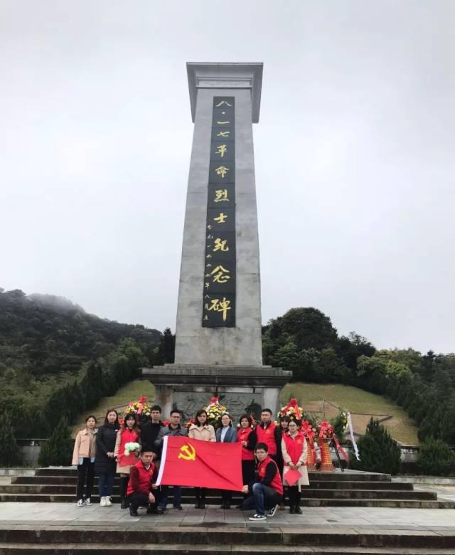 积极组织广大干部群众和学生前往寿山乡岭头村八一七革命烈士公园